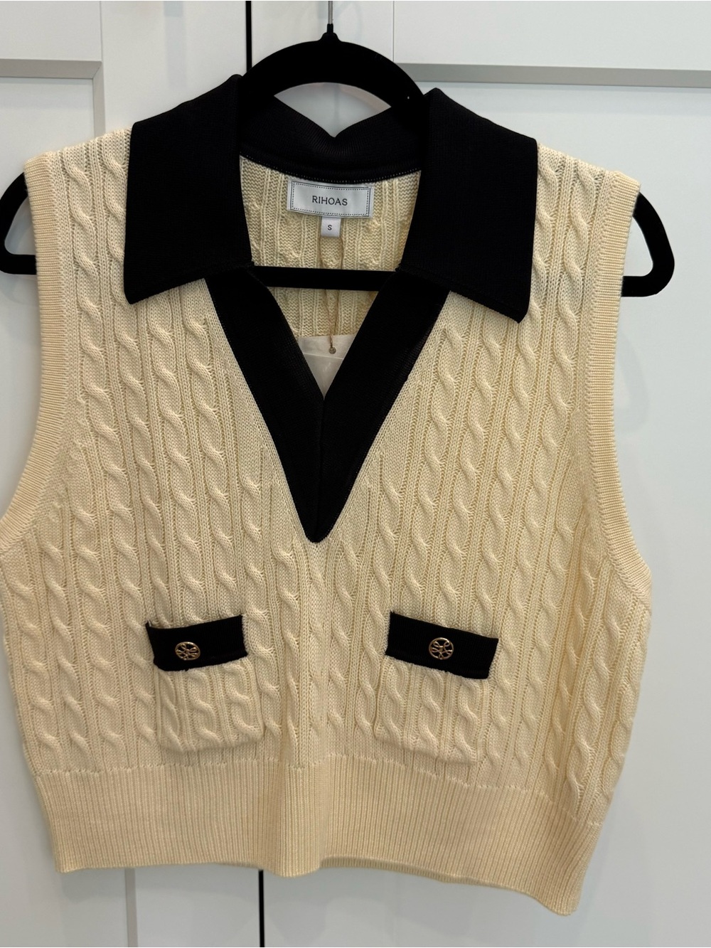 RIHOAS Cream Cable-Knit V-Neck Sweater Vest with Black Collar